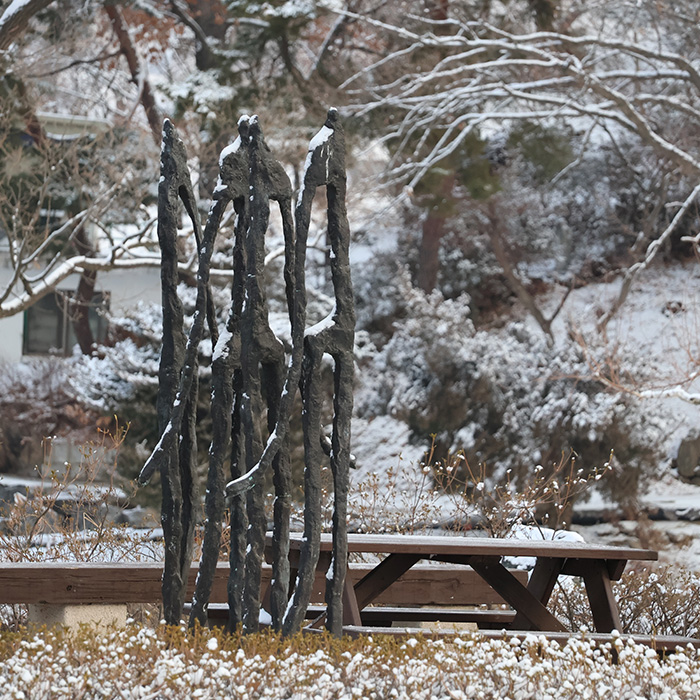설경 속에서 다시 만나는 이름들